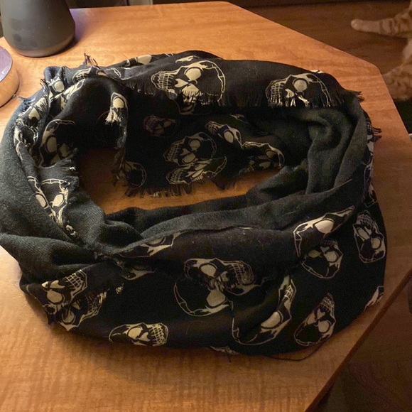 Women’s skull scarf - Picture 2 of 2